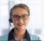 Telefonistin mit Headset, die Kunden bei Eastrecruiting betreut