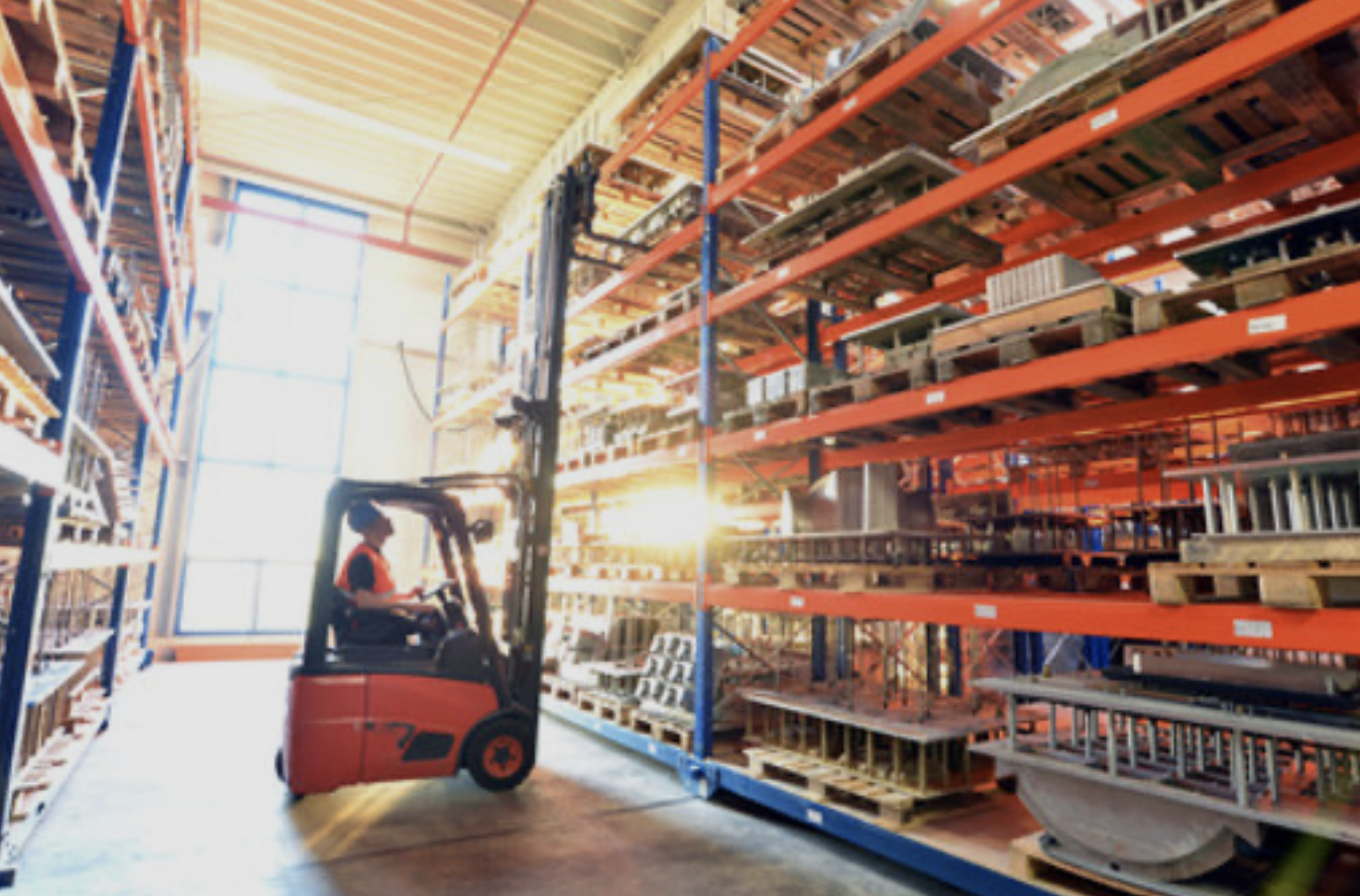 Staplerfahrer entnimmt Palette aus Hochregallager mit Gabelstapler – Personalvermittlung Staplerfahrer